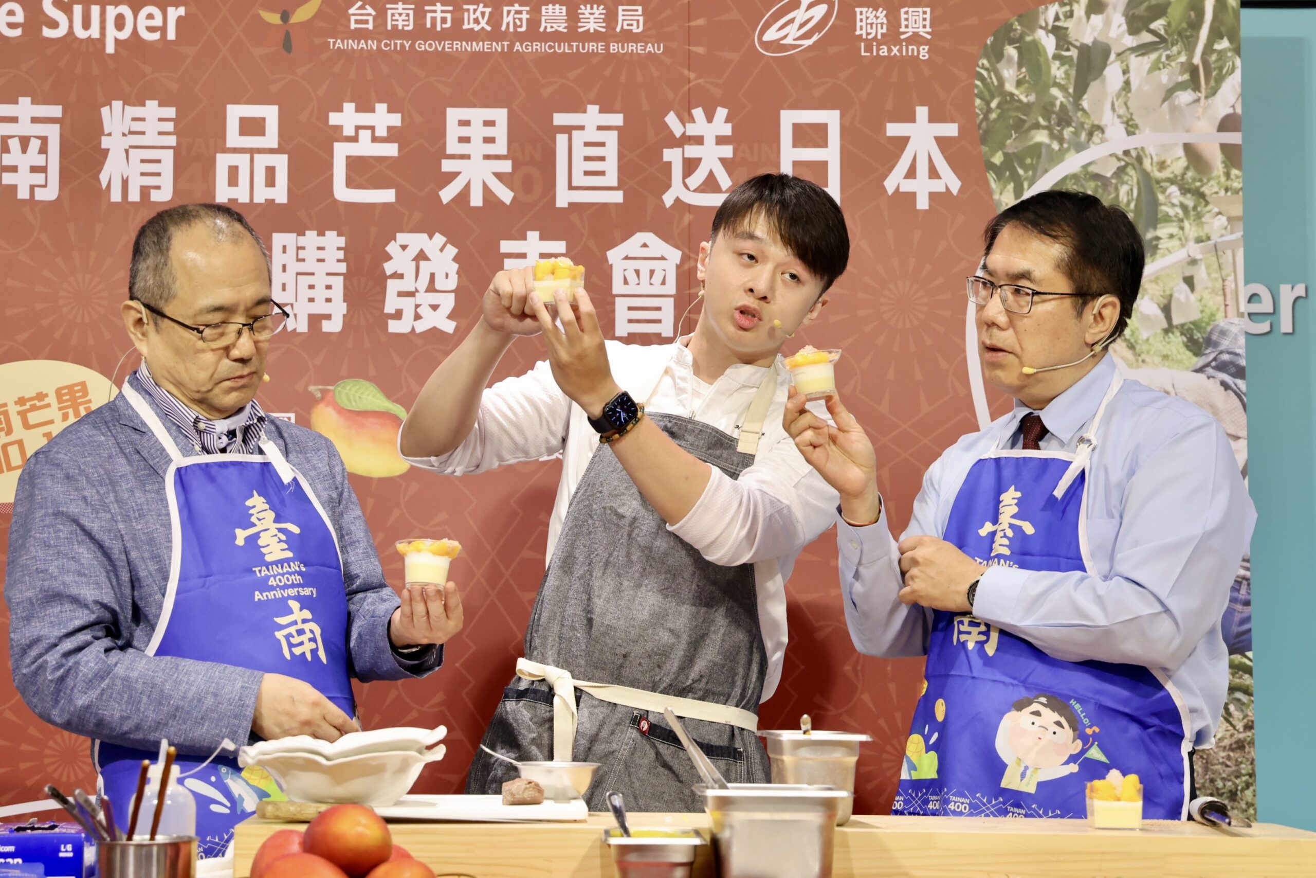 現場由多項廚藝獎得主游星淵主廚，帶著台南市長黃偉哲和微風超市總經理西川正史親自示範芒果簡單DIY輕食料理