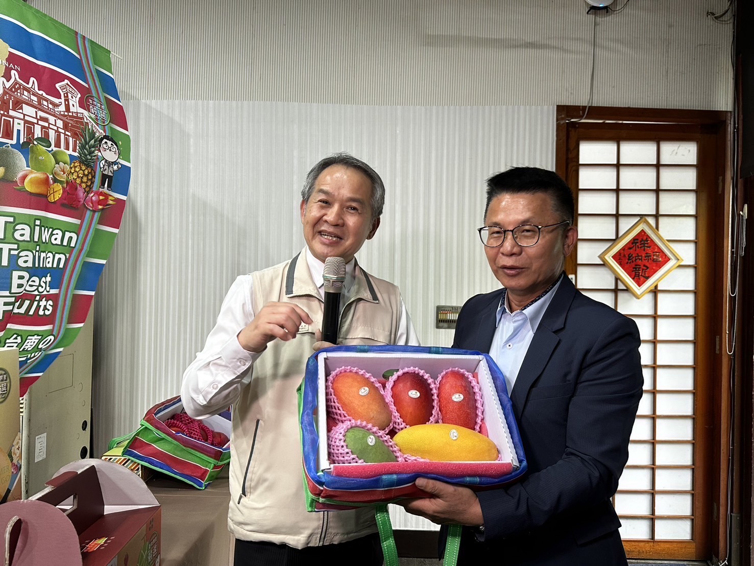 臺南產地推出精品芒果禮盒。其中臺南市農產運銷公司推出以茄芷袋爲設計主題，包含紅黃綠色多種芒果，讓消費者一款禮盒一次滿足